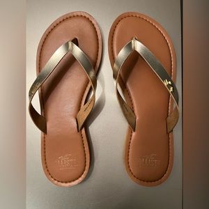 Hollister Co. Gold Faux Leather Flip Flops Size XS